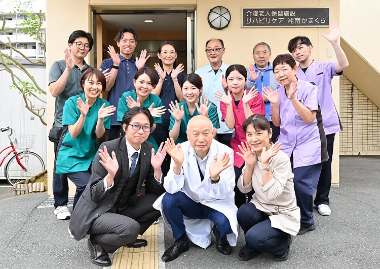 職種を越えたチームワークが自慢の超強化型老健。未経験から介護の仕事に携わりたい方も大歓迎です。