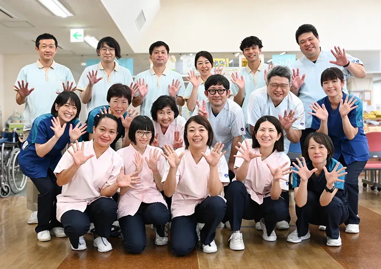 便利な「横浜駅」徒歩12分の都市型老健。多職種チームで在宅復帰支援に取り組んでいます。