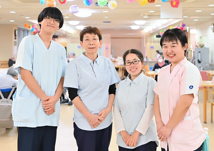 介護職をサポートする、介護助手の採用を強化中。無資格・未経験OKで、シニア層も活躍しています。