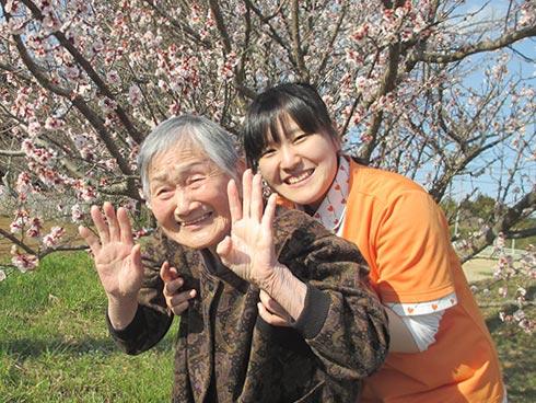 うるま市字上江洲にあるサ高住です。働きながら実務者研修の資格取得が可能です。